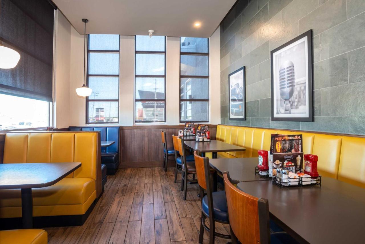 Sandman Hotel & Suites Winnipeg Airport Bagian luar foto
