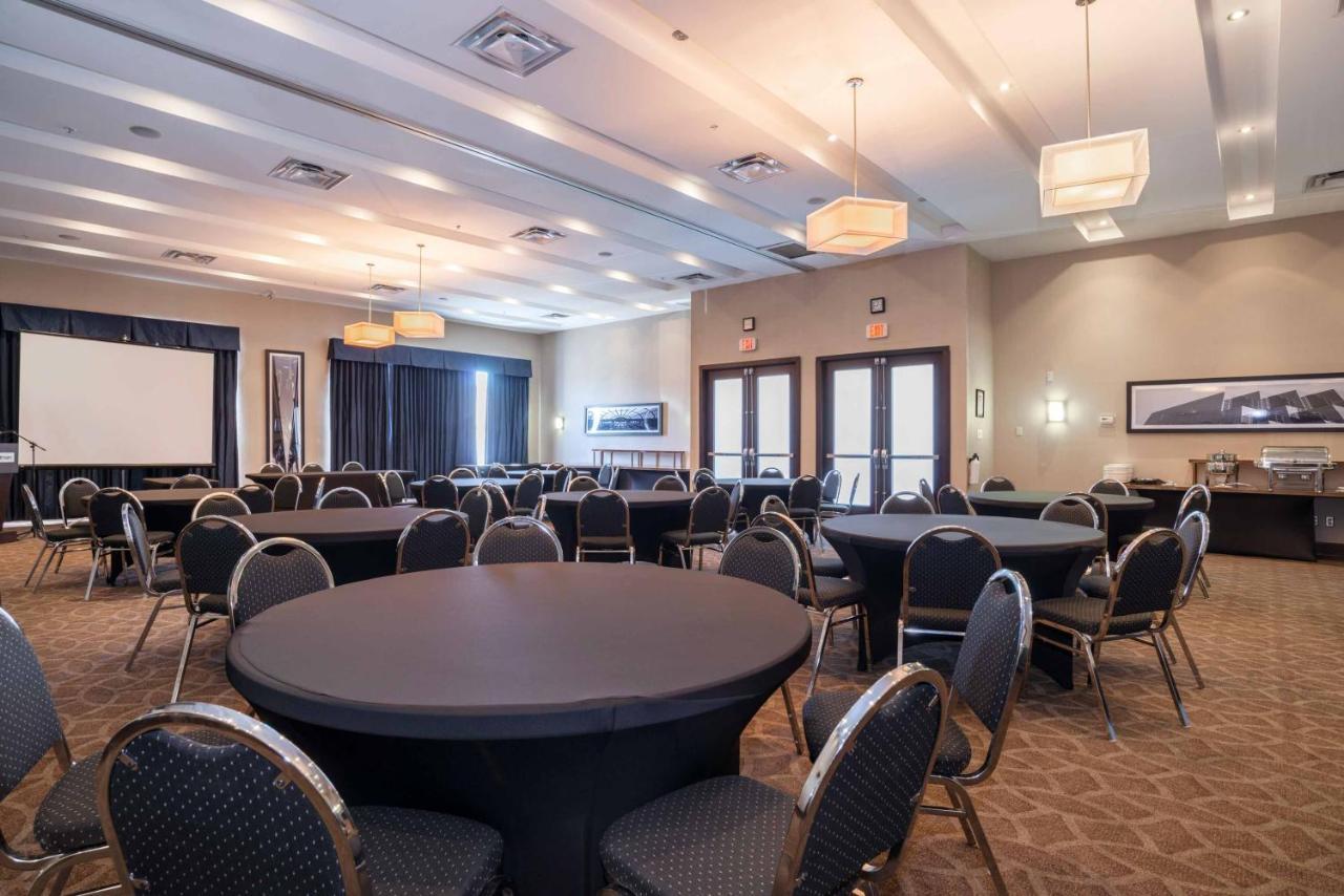 Sandman Hotel & Suites Winnipeg Airport Bagian luar foto
